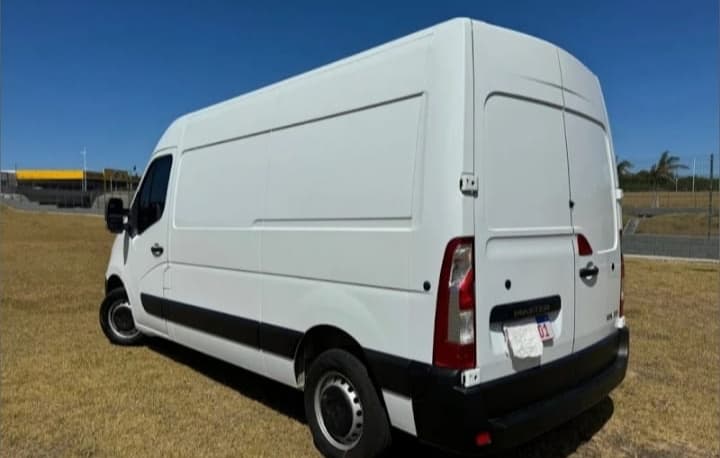 Van branca de carga estacionada em área aberta
